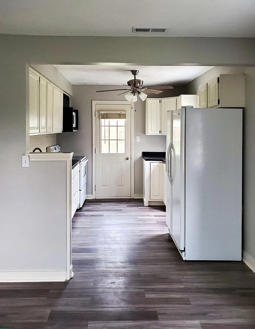 Building Photo - 2320 East Michigan Street