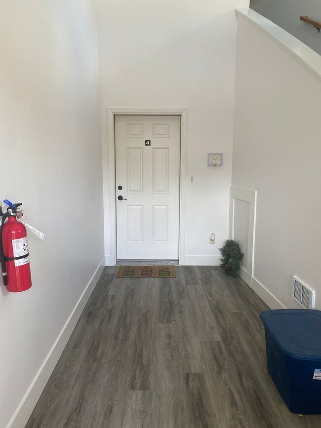 Building Photo - 2BR/2B -first floor corner apartment