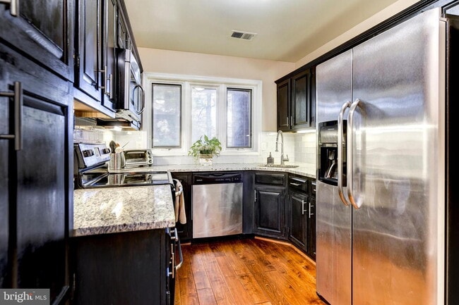 Building Photo - Elegant Arlington Residence with Comfortable Living and Ideal Location