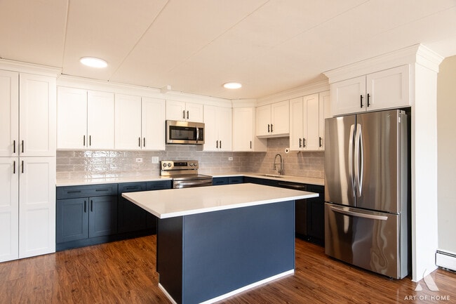 Building Photo - 18 E Old Willow Rd