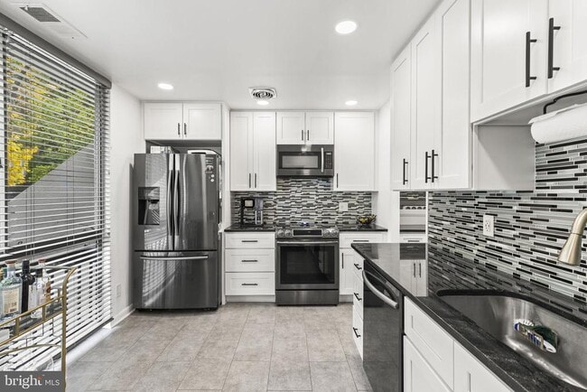 Building Photo - 2216 S Quincy St