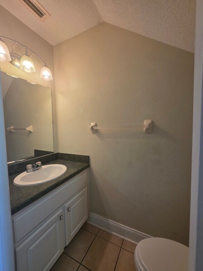 Building Photo - 2 bedroom 1/5 Bath Townhome in South Daytona