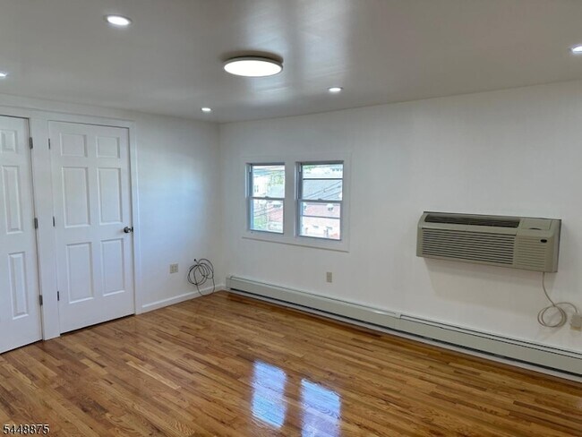 Building Photo - 10 Kipp Pl