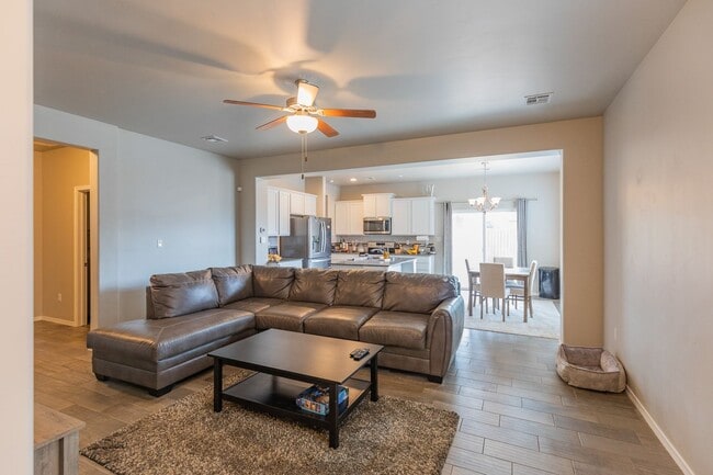 Building Photo - Beautiful 3 Bedroom/2 Bath Home