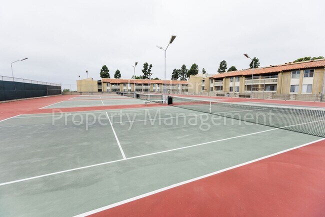 Building Photo - Spacious Top-Floor 1BR Condo with Ocean Vi...