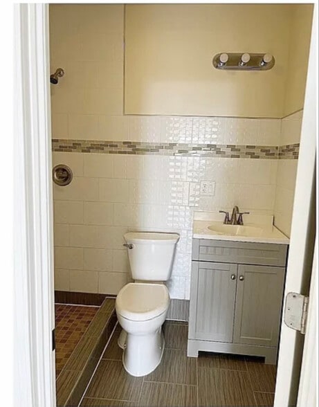 Building Photo - 674 Bleecker St