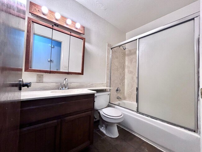 Building Photo - Three Bedroom Two Bathroom Home in Rescue