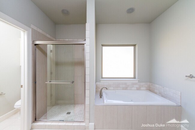 Building Photo - 3 bedroom 2 bath modern style home minutes...