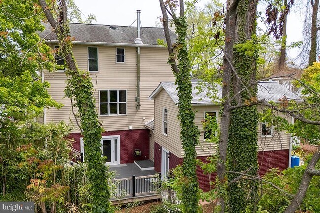 Building Photo - 1611 Avenue B