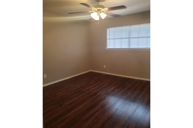 Building Photo - 1212 Hampshire Ln