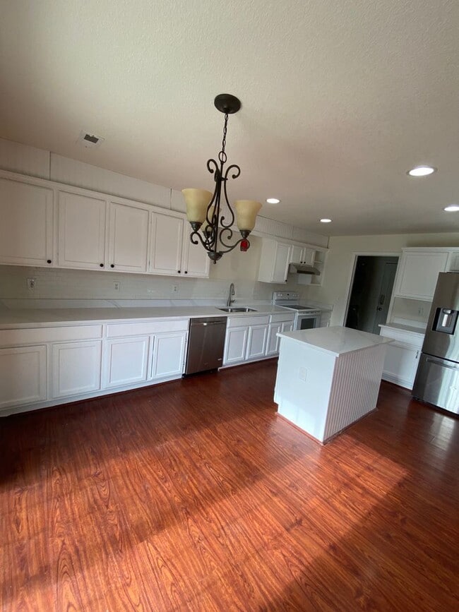 Building Photo - 3 bedroom 2 bathroom duplex in Englewood