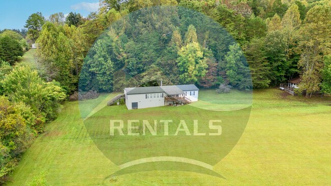 Building Photo - 4 bedroom 2 bath Double-Wide Trailer tastefully decorated and fully furnished available 12/1/25  ...