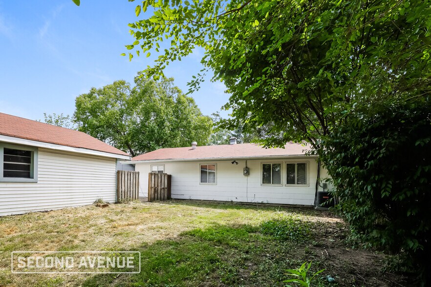 Building Photo - 9655 Manhattan Dr