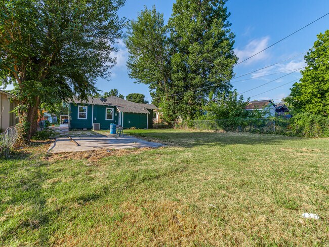 Building Photo - 1723 W Park Pl