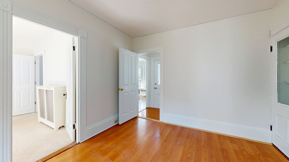 Building Photo - 10 Barrows St