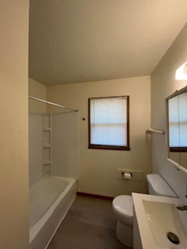 Building Photo - 242