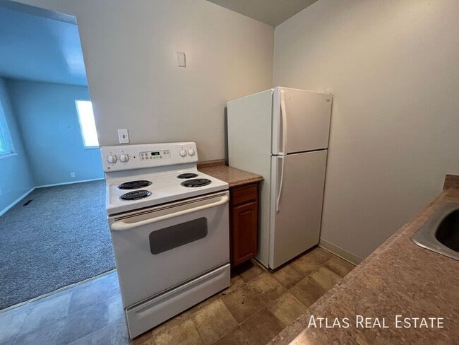 Building Photo - 960 W Moreno Ave