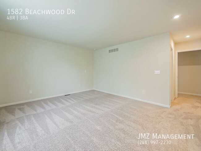 Building Photo - 1582 Beachwood Dr