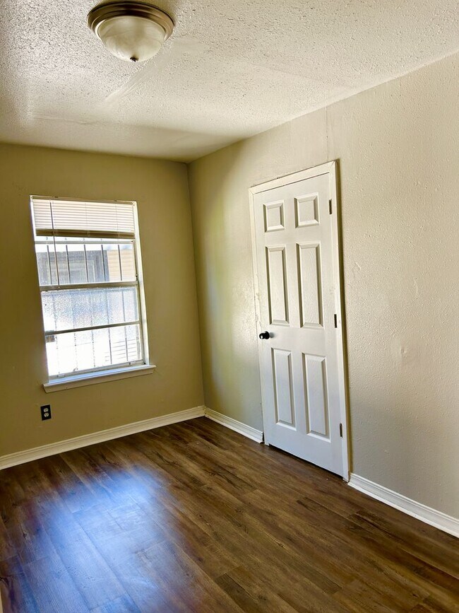 Building Photo - 160 1/2 Robinson Place