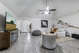 Building Photo - 916 Clover Hill Ln