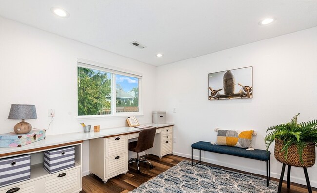 Building Photo - Bright Beautiful Home with huge fenced bac...