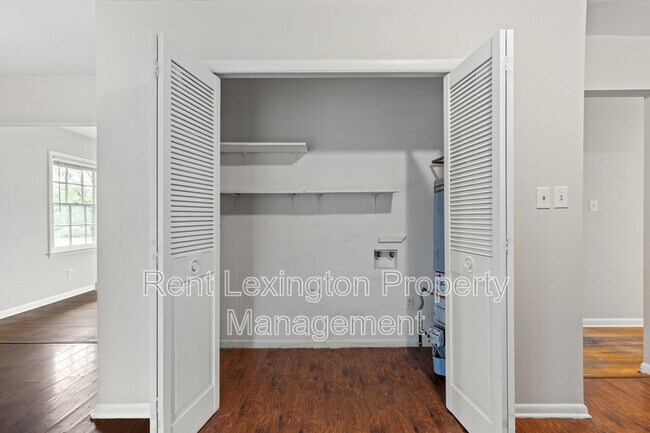 Building Photo - 3560 Lansdowne Dr
