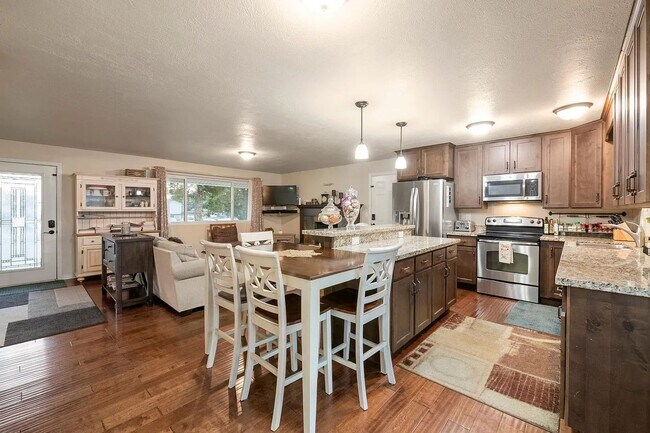Building Photo - Beautiful 4 Bedroom Home in Sandy!