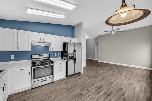 Building Photo - Charming 2 bedroom 2 bathroom townhome