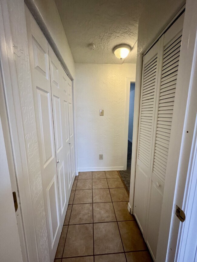 Building Photo - 2 bedroom / 1 bath close to KAFB and I-25 Move-in Special!