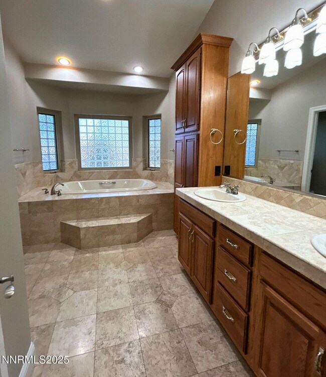 Building Photo - 3140 Scarlet Oaks Ct