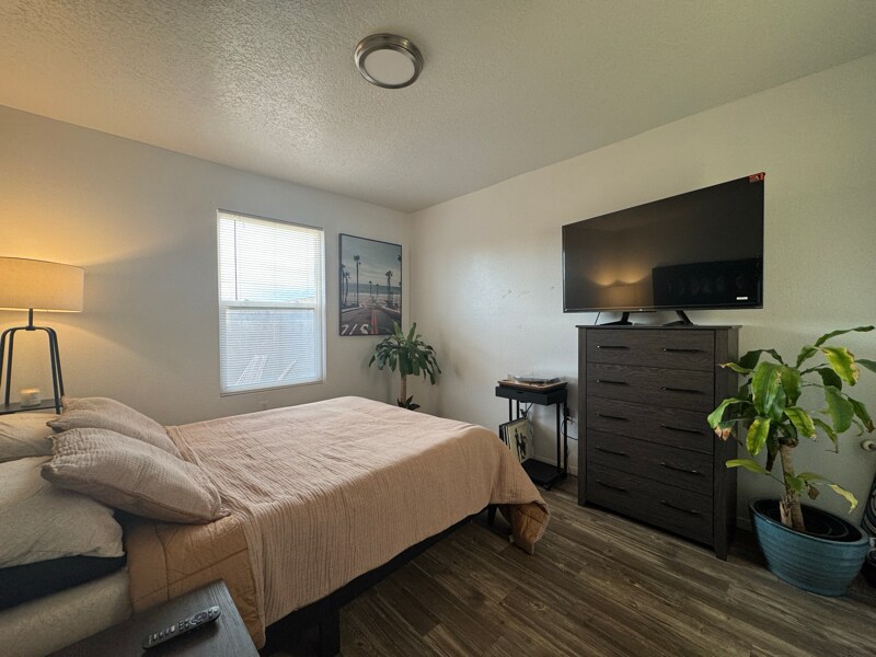 Building Photo - 652 Vancouver Rd SE