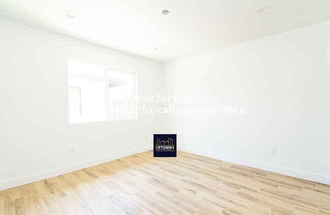 Building Photo - House - 2 Bedrooms + 1 Office / 1 Bathroom - Paramount