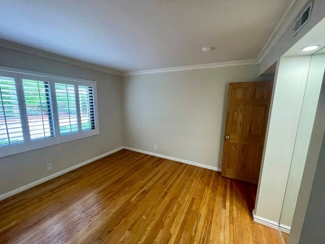 Building Photo - Indoor/outdoor living, spacious 4/2 on a quiet street in Mills Estates