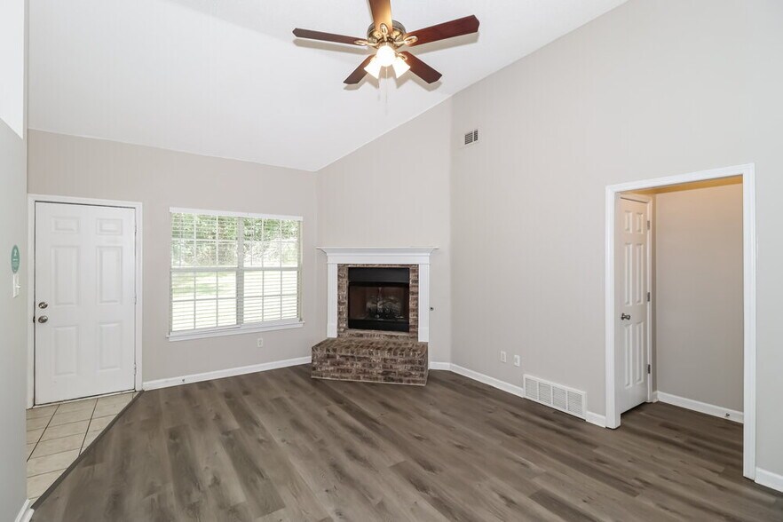 Building Photo - 185 Village Dr