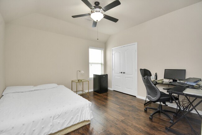 Building Photo - 17510 Woodfalls Ln