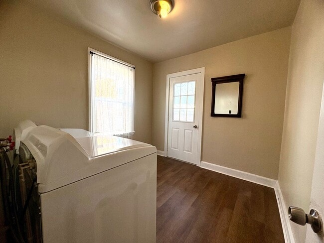 Building Photo - 3 Bedroom 1 Bathroom in Harrisburg!