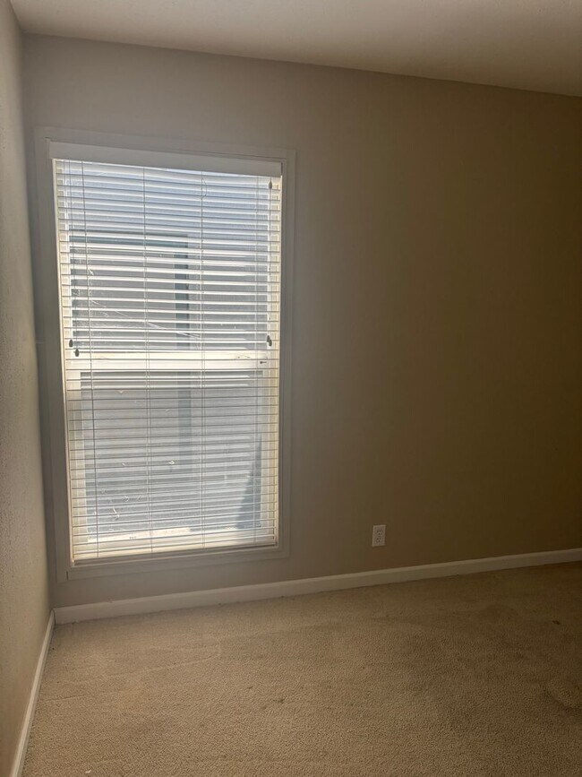 Building Photo - Lovely, 2 Bedroom 1.5 bath townhome nestle...