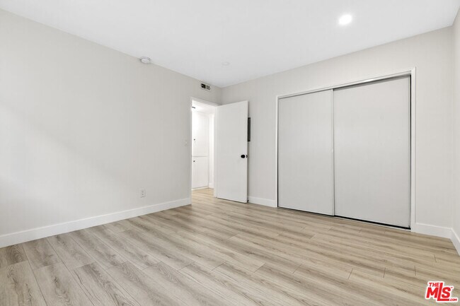 Building Photo - 330 E Dryden St