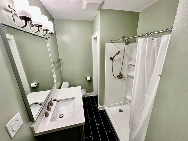 Building Photo - 992 Palmer