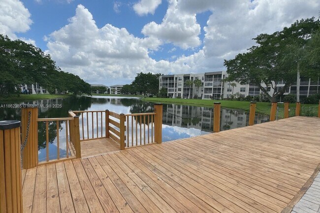 Building Photo - 9330 Lagoon Pl