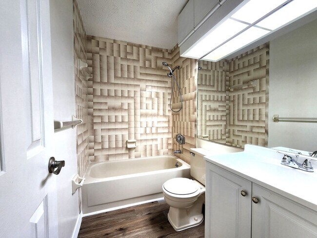 Building Photo - 2-story townhome - Private Patio - Pool - ...