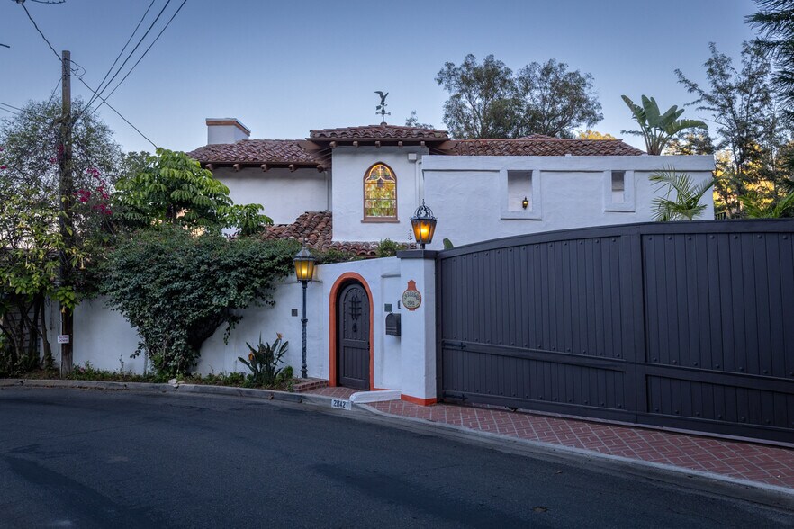 Set behind private gate - 2942 Passmore Dr