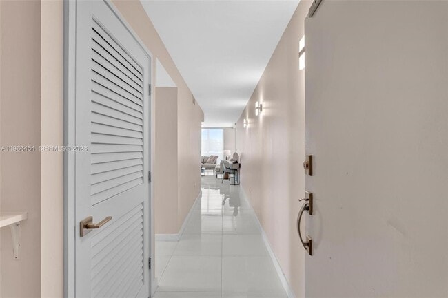 Building Photo - 9901 E Bay Harbor Dr