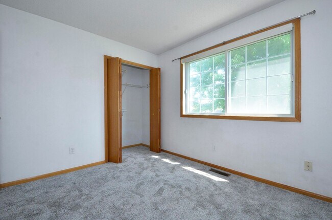 Building Photo - Beautiful 2-Bed 1.5-Bath Townhouse in Eagan - Available Now!