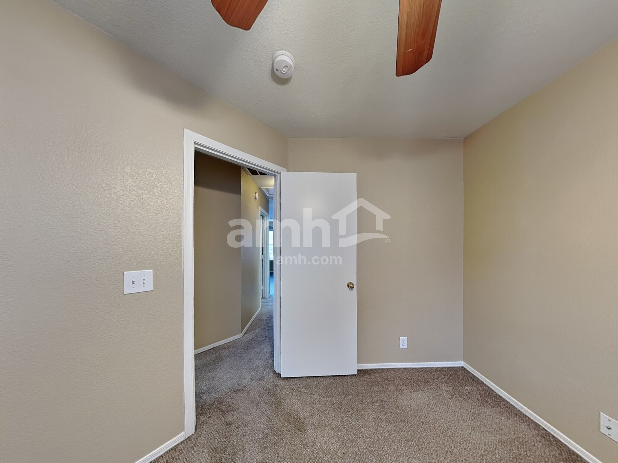 Building Photo - 1425 N Thunderbird Ave