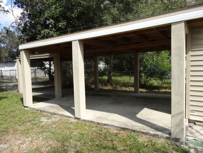 Building Photo - Three Bedroom One Bathroom Cottage in Palmetto Park, St. Petersburg