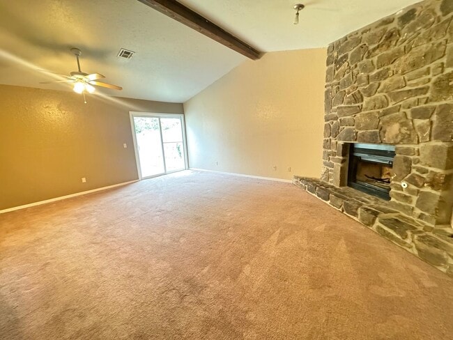 Building Photo - Gorgeous 3 Bedroom 2 bathroom duplex In Br...