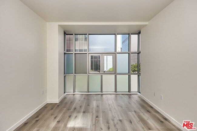 Building Photo - 630 W 6th St