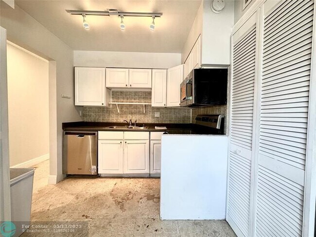 Building Photo - 717 Gardens Dr