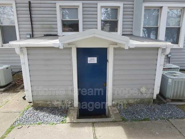 Building Photo - 961 Bryant Ave